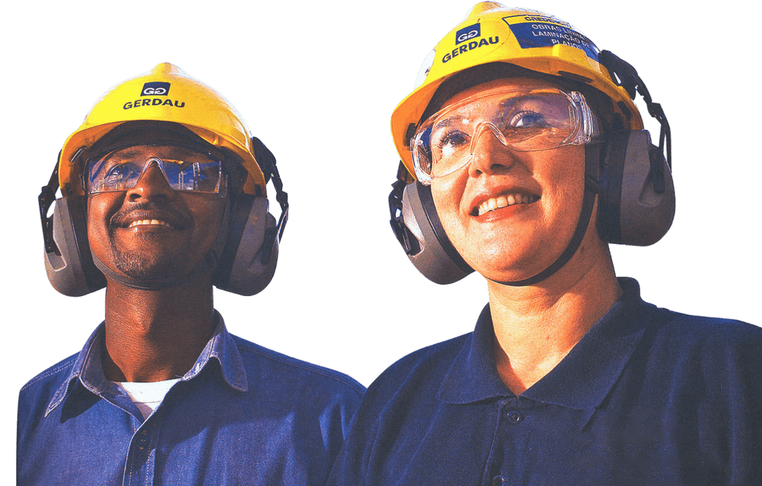 Dois trabalhadores da Gerdau sorrindo.